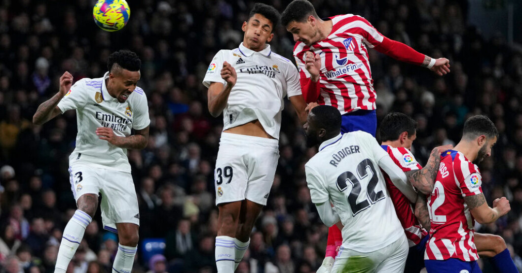 Atletico Madrids José Maria Giménez nickar in ledningsmålet i derbyt mot Real Madrid. Real tappade poäng mot decimerat Atletico
