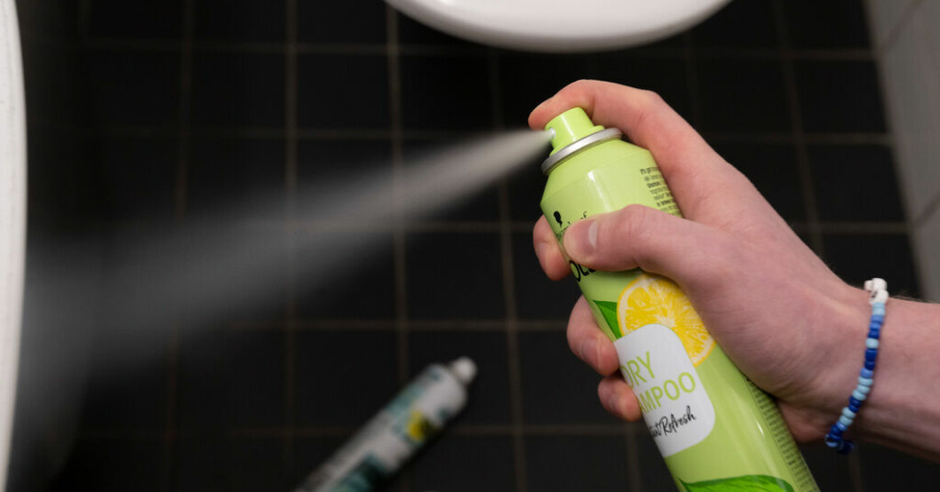 Att inhalera torrschampo eller liknande sprayer kan innebära livsfara, varnar läkare. Livsfarligt när unga sniffar torrschampo