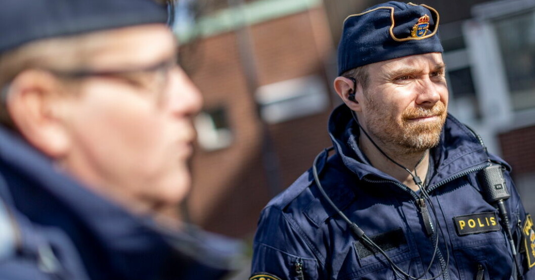 Att vara äckligt korrekt är en ledstjärna för polisen – i varje fall i Göteborg. "Men man får bli arg, givetvis", säger områdespolisen Björn Ekelund, till höger. "Äckligt korrekt" – så ska polisen vara