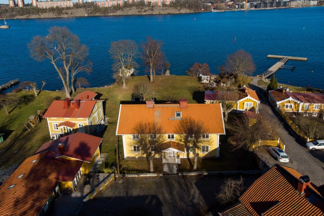 Jonas Bergström och Stephanie af Klerckers har inte många steg ner till vattnet. Jonas Bergströms villa på Djurgården