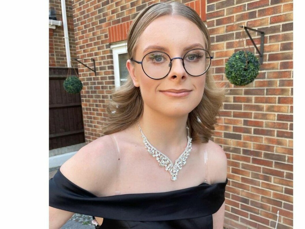Mamma Jade Scotney, 34, laddade upp en bild på sin son, i sin klänning. Men plötsligt tog Linkedin ner bilden.