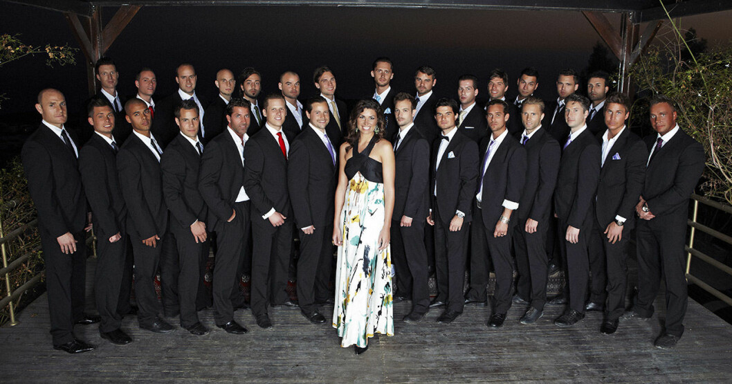 Frida Danielsson i mitten med alla killarna i Bachelorette 2011. <strong>Foto: TV3.</strong> Deltagarna i Bachelorette Sverige 2011.