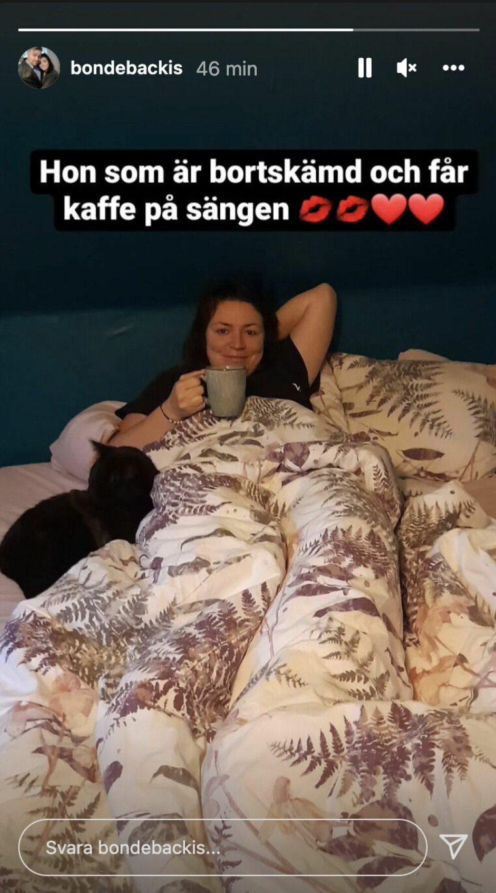 Lyx med kaffe på sängen! Bonde-Backis ger Evelina kaffe på sängen