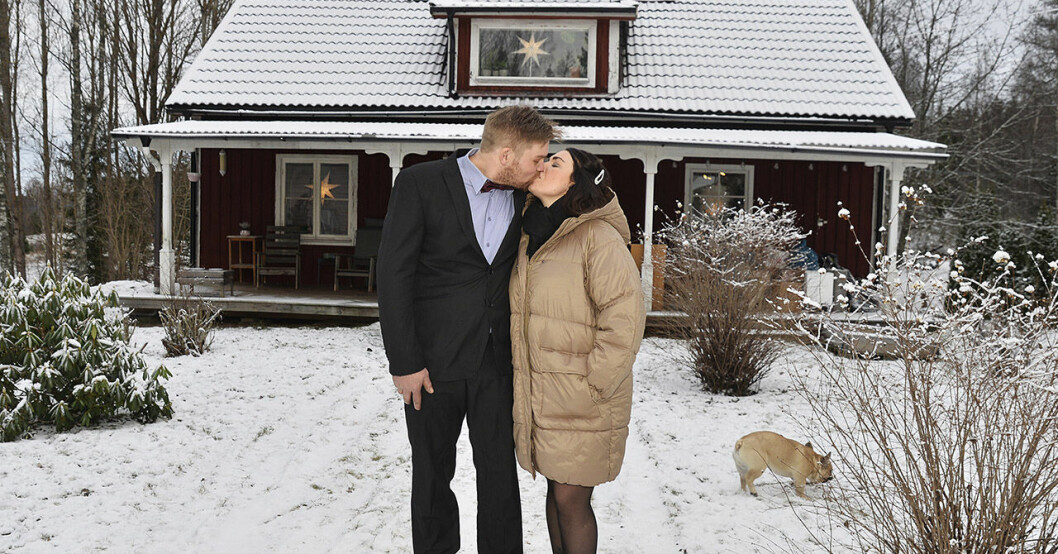 Backis och Evelina framför huset.