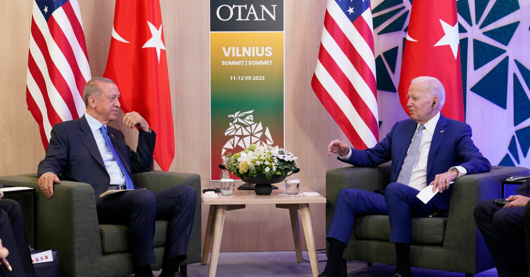 Båda presidenterna mötes under Nato-toppmötet i Vilnius, en dag efter att Turkiet gav grönt ljus till Sverige för att bli Natos 32:a medlem. Biden gratulerar Erdogan efter Nato-beskedet