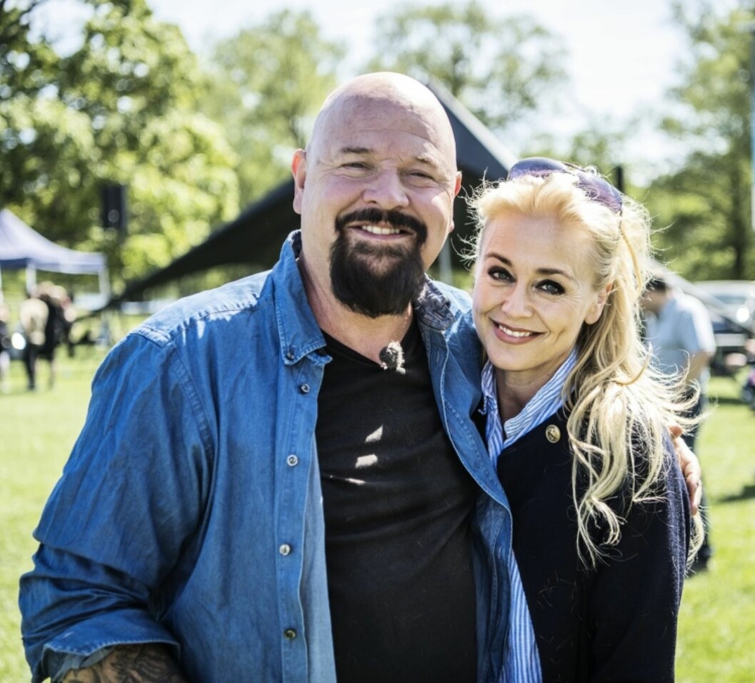 Anders Bagge och Johanna Lind Bagge på största hundpromenad för välgörenhet i regi av försäkringsbolaget Agria. FOTO: Carolina Byrmo/TT Anders Bagge och Johanna Lind Bagge