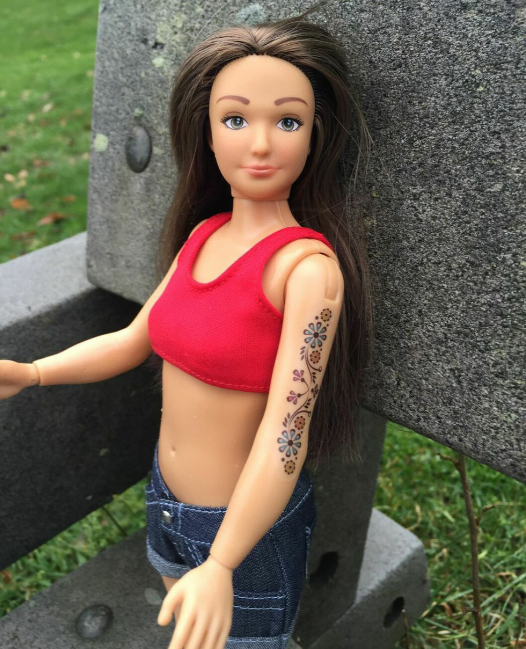 Via: <a href="http://www.buzzfeed.com/alisonvingiano/this-normal-barbie-comes-with-cellulite-stretch-marks-acne-a">BuzzFeed</a> BarbieTatuering