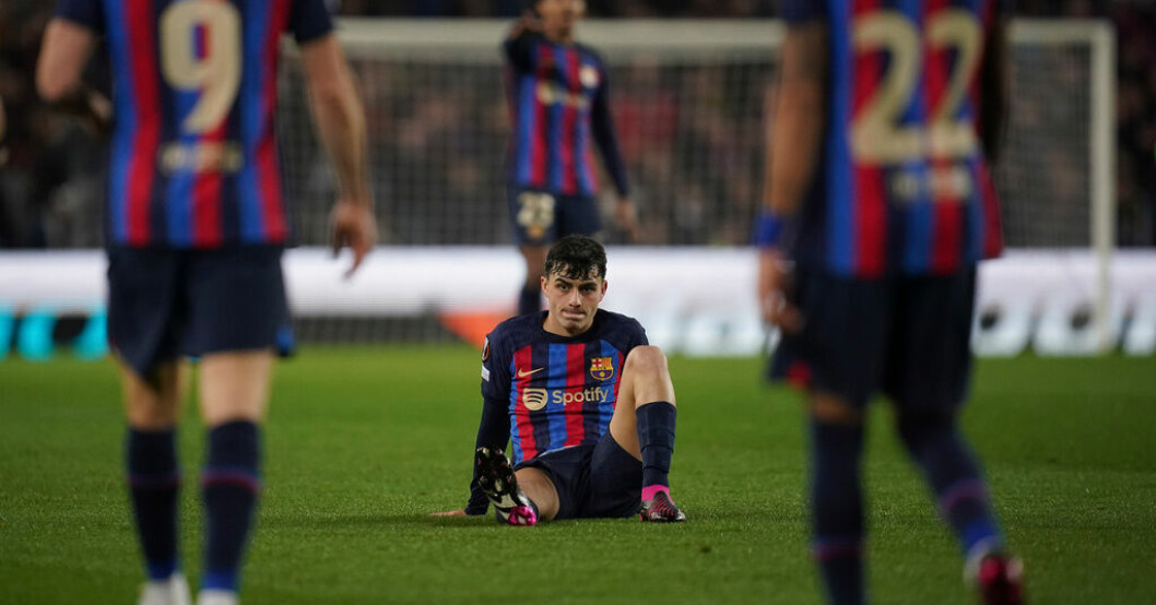 Barcelonas Pedri sittande på gräset i Barcelonas första match mot Manchester United i Europa League. Nu står det klart att han inte kan spela i returen. Barcelona utan stjärnor mot United