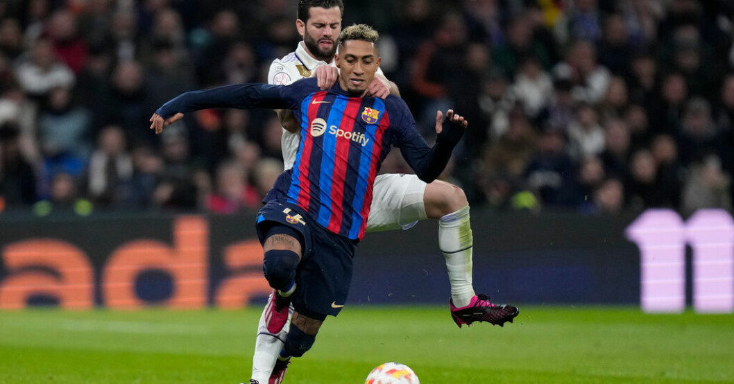 Barcelonas Raphinha, i förgrunden, i kamp med Real Madrids Nacho i den första semifinalen i Copa del Rey. Märkliga självmålet avgjorde El Clásico