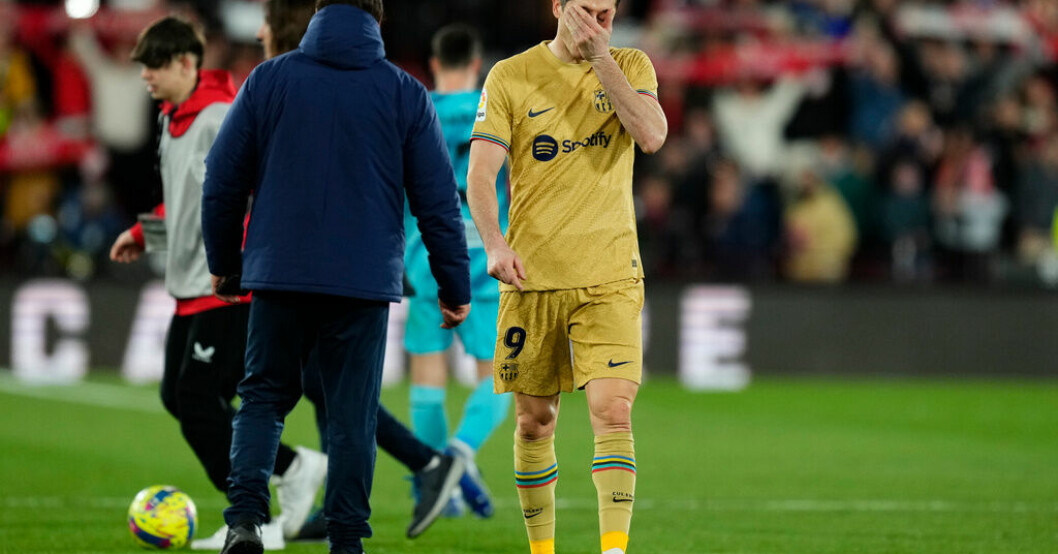 Barcelonas Robert Lewandowski deppar efter Barcelonas förlust mot bottenlaget Almeria. Chockförlust för Barcelona – föll mot nästjumbon