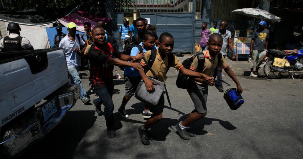 Barn i Haitis huvudstad Port-au-Prince. Arkivbild från april i år. Unicef: 100 000 barn riskerar svälta i Haiti