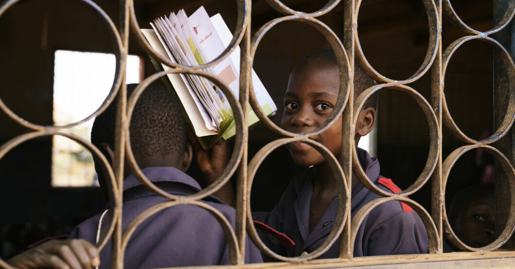 Barn med dreads får gå i skolan – efter tio år