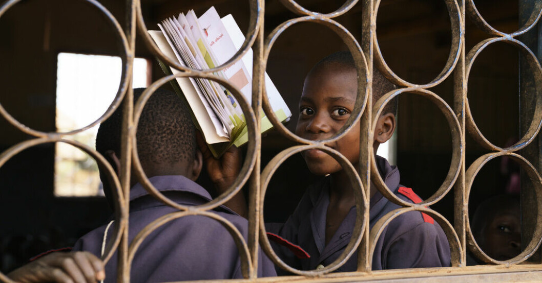 Barn med läroböcker i en grundskola i Malawis huvudstad Lilongwe i oktober 2018. Barn med dreads får gå i skolan – efter tio år