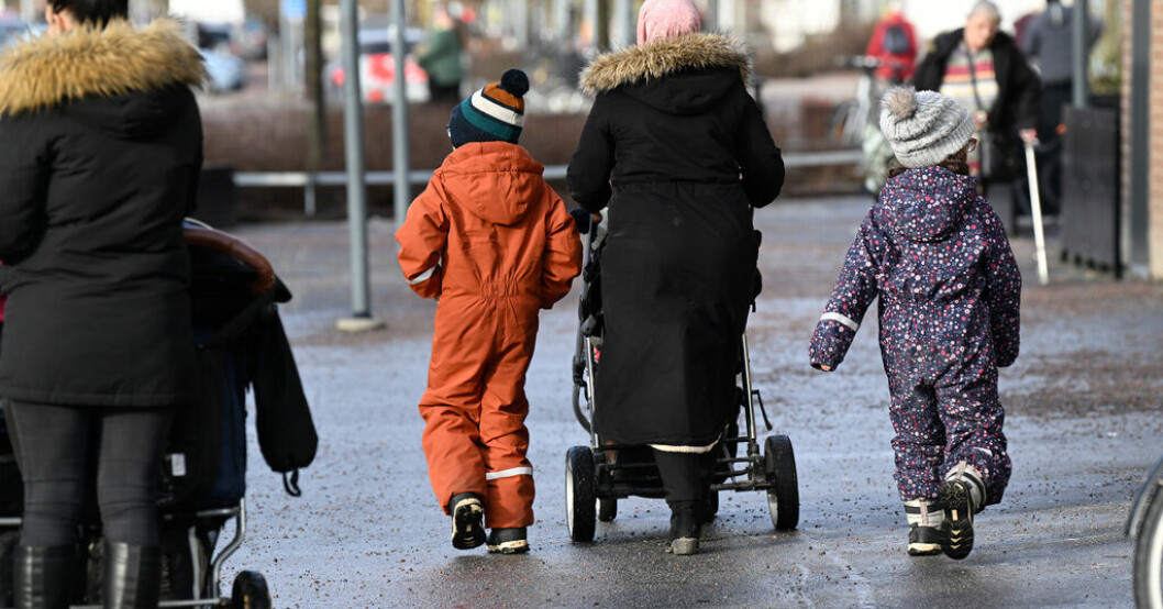 Barn som växer upp i utsatta områden har sämre livschanser. Nu föreslår tre forskare bland annat att barnfamiljer bör få ekonomiskt stöd för att flytta därifrån. Arkivbild. Forskare: Hjälp barn flytta från utsatta områden