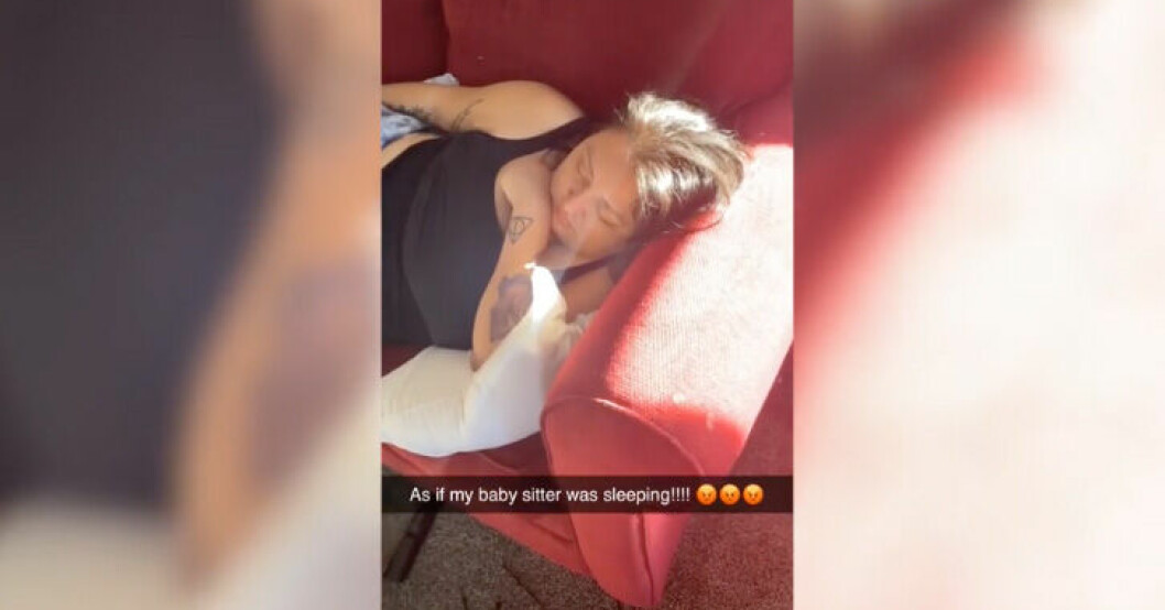 Barnvakten Megan somnade på soffan. Barnvakten Megan sover.