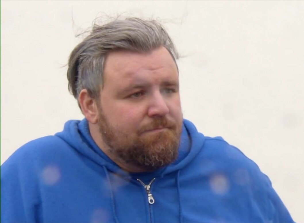 Bartosz blev diskad från tävlingen efter att produktionen funnit en våg i en bil han parkerat en bit från slottet. Bartosz Komenda blev diskad från tävlingen efter att produktionen funnit en våg i en bil han parkerat en bit från slottet.
