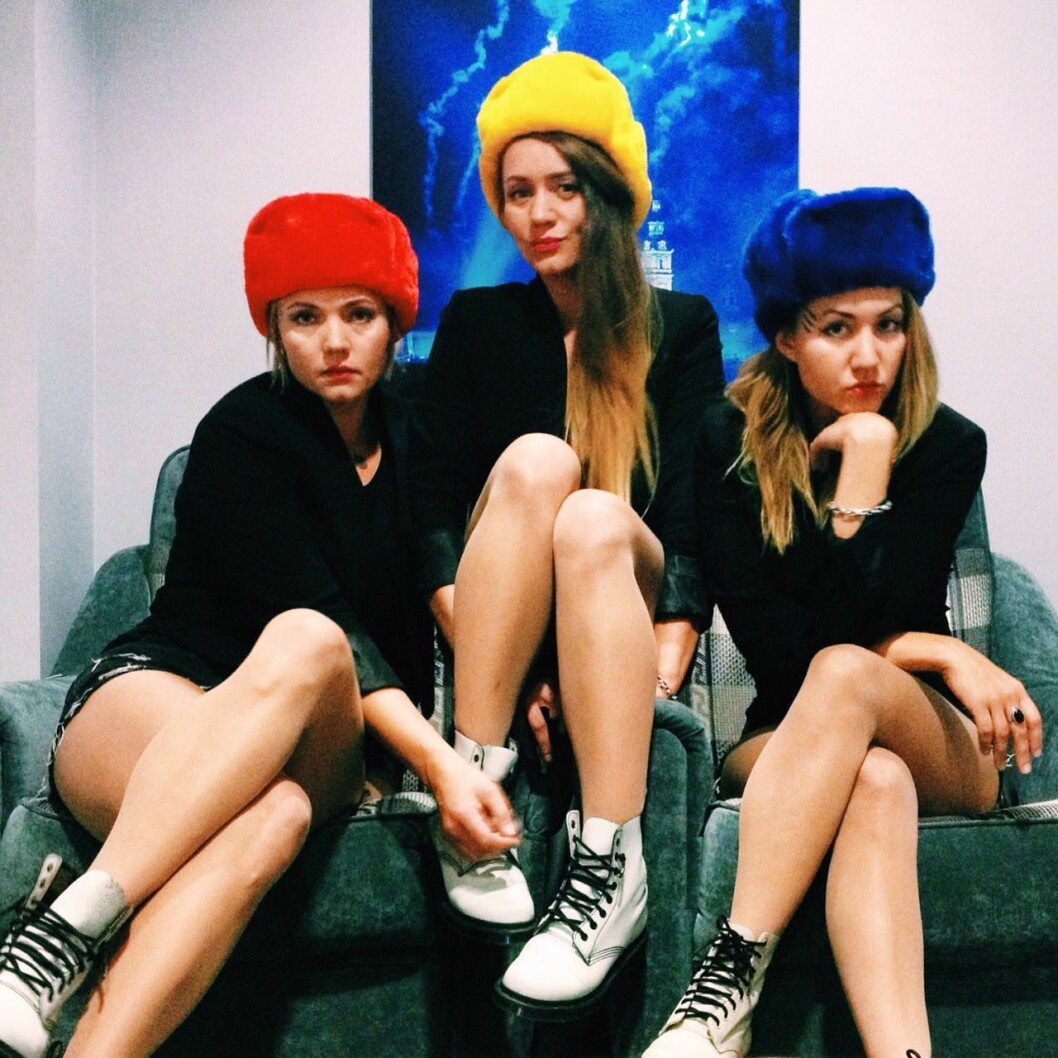 I Ryssland investerade Greta, Stella och Sunniva i varsin hatt. Via: <a href="https://www.facebook.com/baskery/photos/pb.273101800957.-2207520000.1429274443./10152914167895958/?type=3&theater" target="_blank" rel="noopener">Facebook</a> Via: Facebook