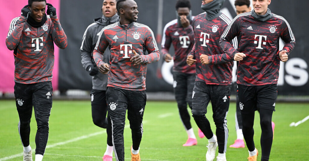 Bayern Münchens Sadio Mané, i mitten i förgrunden, är tillbaka i den tyska klubbens trupp efter bråket med lagkamraten Leroy Sané. Dispyten löst – Mané tillbaka i Bayern inför City