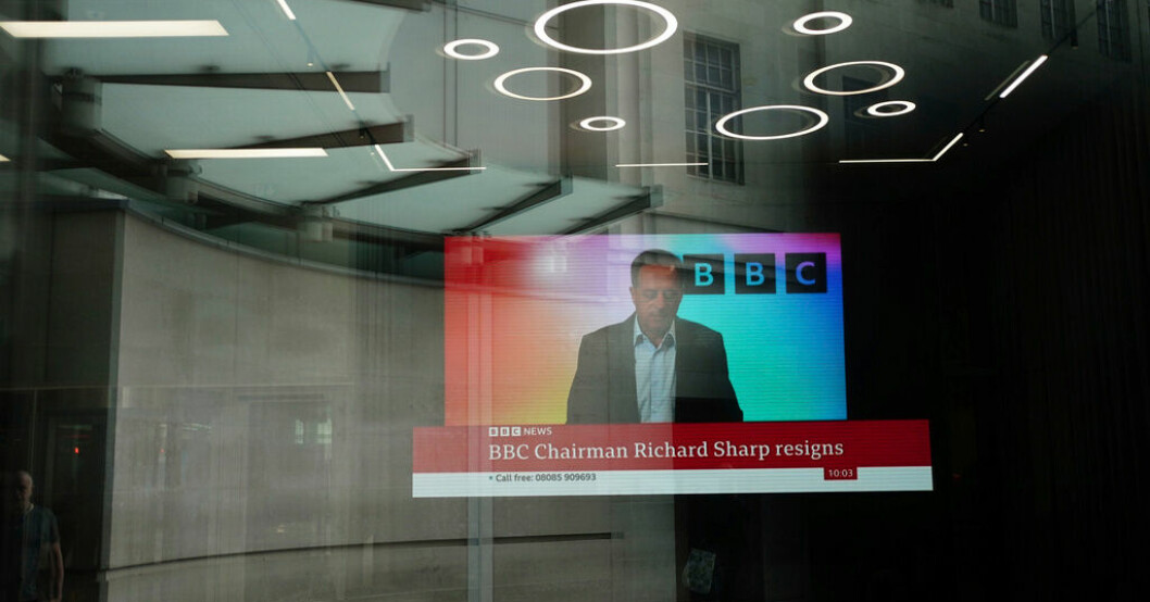 BBC:s ordförande Richard Sharp meddelar att han avgår. BBC-ordförande väljer att avgå efter rapport