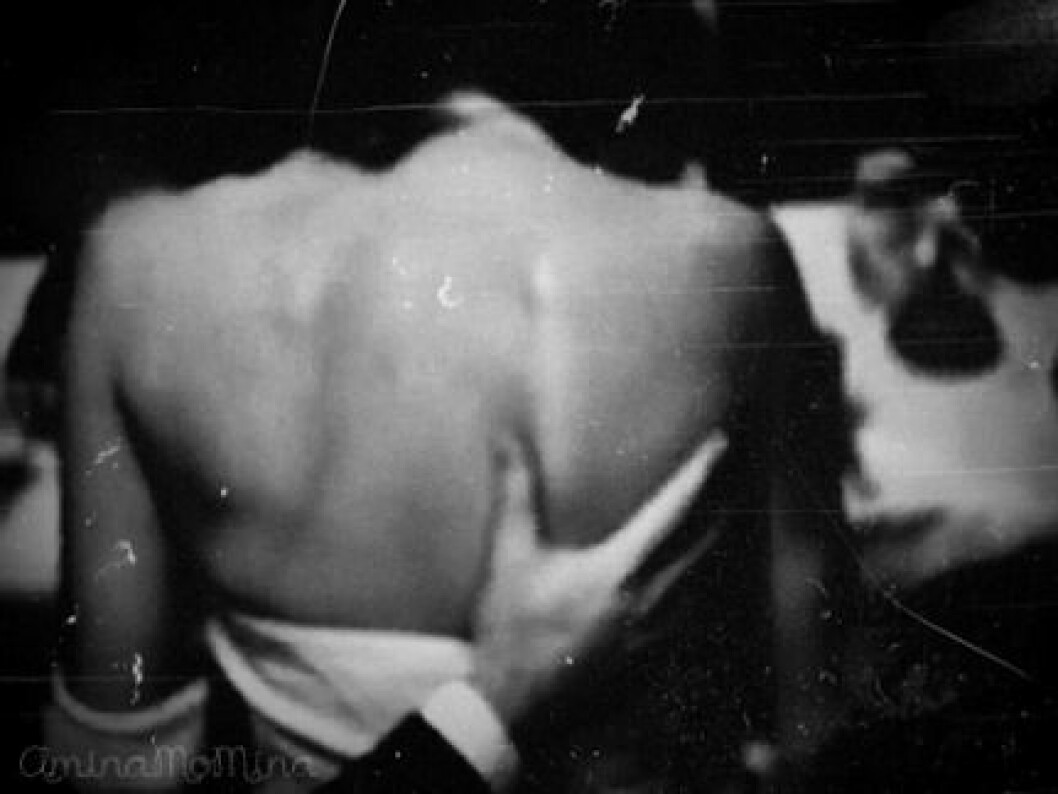 Via: <a href="http://giphy.com/gifs/bw-back-touching-exe3iWib5NsM8" target="_blank" rel="noopener">Giphy</a> BDSM5
