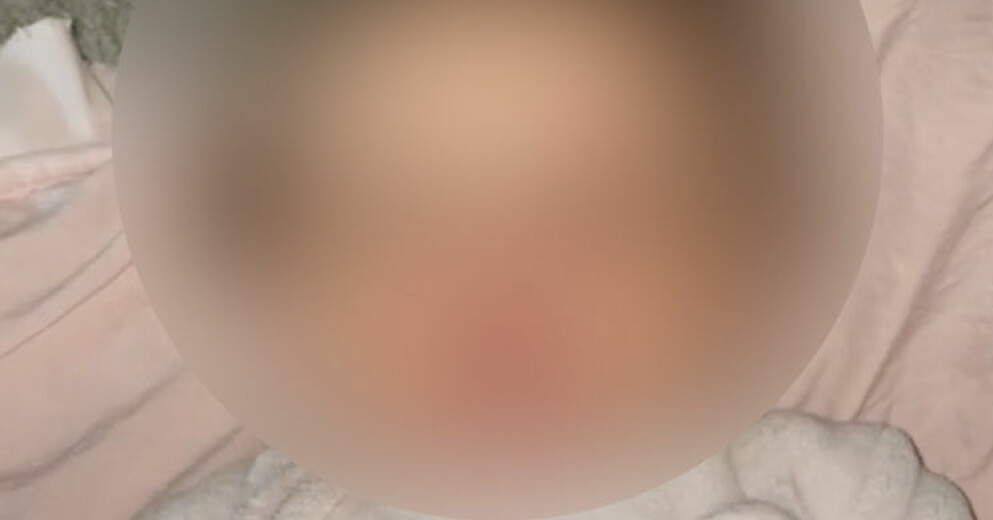 Marisa Carpineta har fått hård kritik, men hon är övertygad om att hon tagit rätt beslut. Hon säger att dottern mår bra och att hon är glad över piercingen. Sex månader gamla dottern