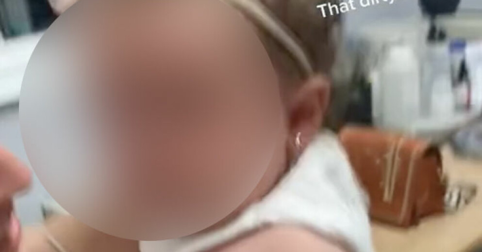 Dottern grät och skrek när nålen gick genom örat. Hon var inte helt nöjd efteråt och tittade ogillande på sin mamma. Efter händelsen har flera reagerat och tycker att det är fel att låta så små barn ta hål i örat. Marisa Carpineta och dottern