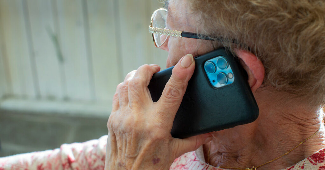 Bedrägerier riktas särskilt mot äldre som förmås flytta pengar. Arkivbild. Tusentals pensionärer luras varje år