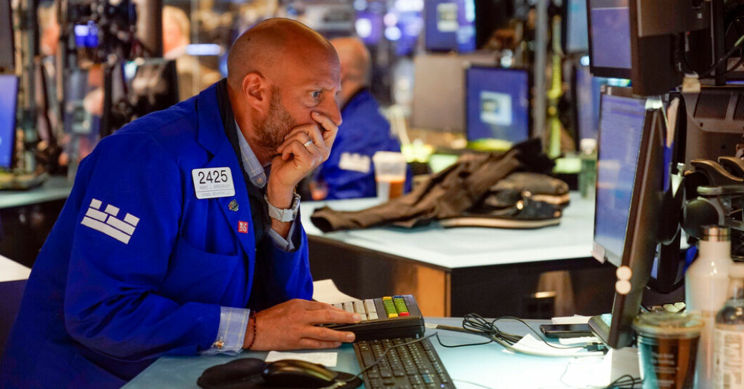 Bekymrade miner på Wall Street. ARkivbild. Deppigt slut på börsveckan i USA