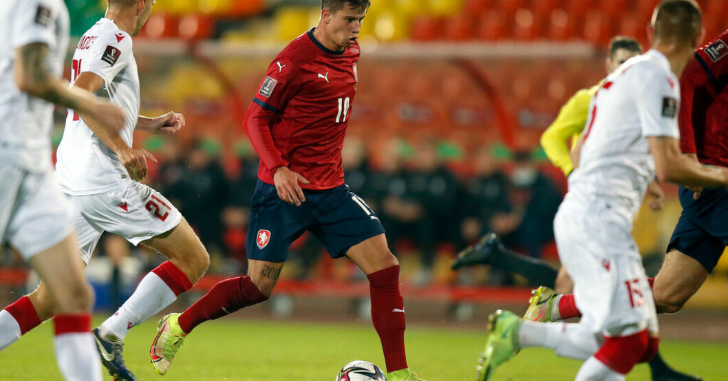 Belarus fotbollslandslag, i vitt, i en match mot Tjeckien i VM-kvalet 2021. EU-parlamentariker protesterar mot att Belarus tillåts kvala till EM 2024. EU-ledamöter kräver: Stoppa Belarus