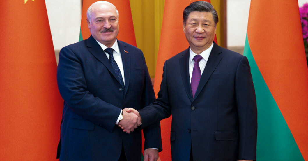 Belarus president Aleksandr Lukasjenko och Kinas Xi Jinping under en ceremoni i Peking den 1 mars. Frusen USA-relation bakom Kinas globala utspel