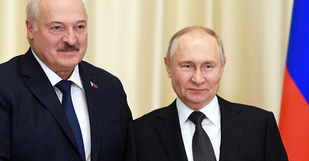 Belarus president Alexandr Lukasjenko med Vladimir Putin. Arkivbild. Lukasjenko besöker Kina