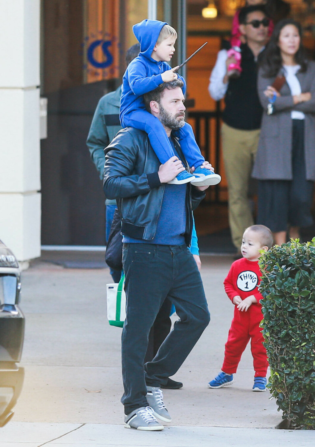 Ben Affleck ute på vift med sonen Samuel. Ben Affleck ute på vift med sonen Samuel.
