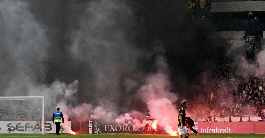 Bengaler kastas in på plan under söndagens fotbollsmatch i allsvenskan mellan Djurgårdens IF och AIK. Så har läktarvåldet minskat utomlands