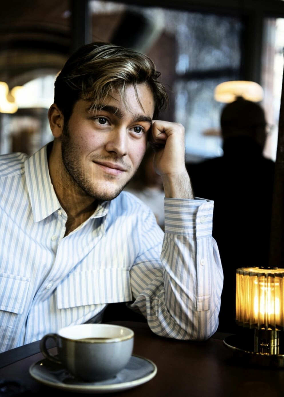 Benjamin Ingrosso. Benjamin Ingrosso fikar i randig skjorta