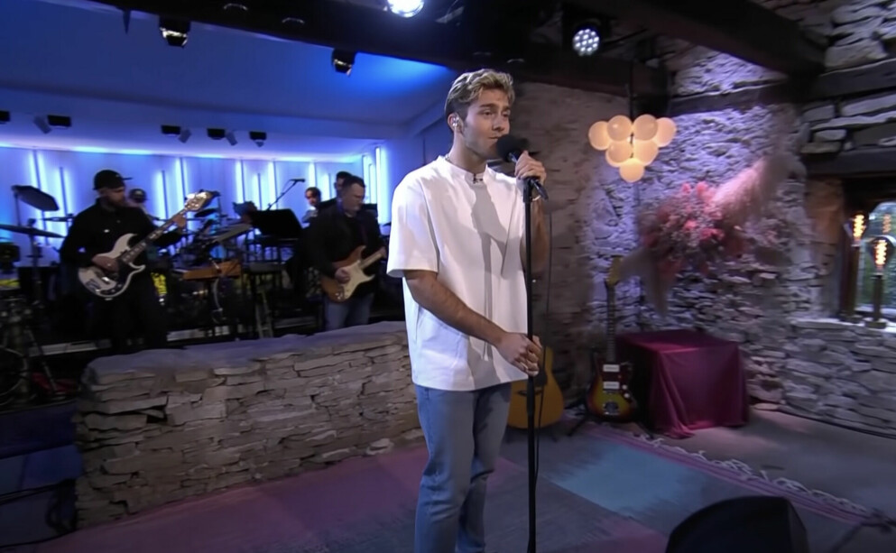 Benjamin Ingrosso tolkar Lisa Nilssons låt <span class=" italic" data-lab-italic_desktop="italic">Långsamt farväl</span> i <span class=" italic" data-lab-italic_desktop="italic">Så mycket bättre</span> 2020. Benjamin Ingrosso sjunger Långsamt farväl i Så mycket bättre 2020
