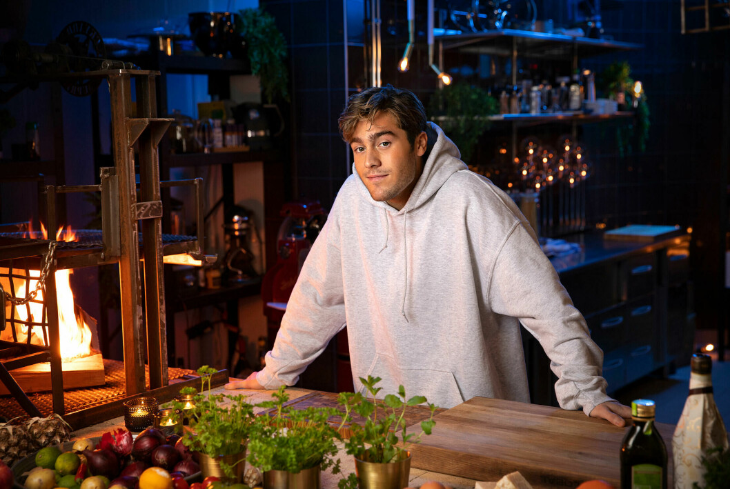 Benjamin Ingrosso är aktuell med säsong två av matlagningsprogrammet <span class=" italic" data-lab-italic_desktop="italic">Benjamin's</span>. Programmet sänds på tisdagar klockan 20.00 i Kanal 5. Benjamin Ingrosso är aktuell med säsong två av matlagningsprogrammet Benjamin's. Programmet sänds på tisdagar klockan 20.00 i Kanal 5.