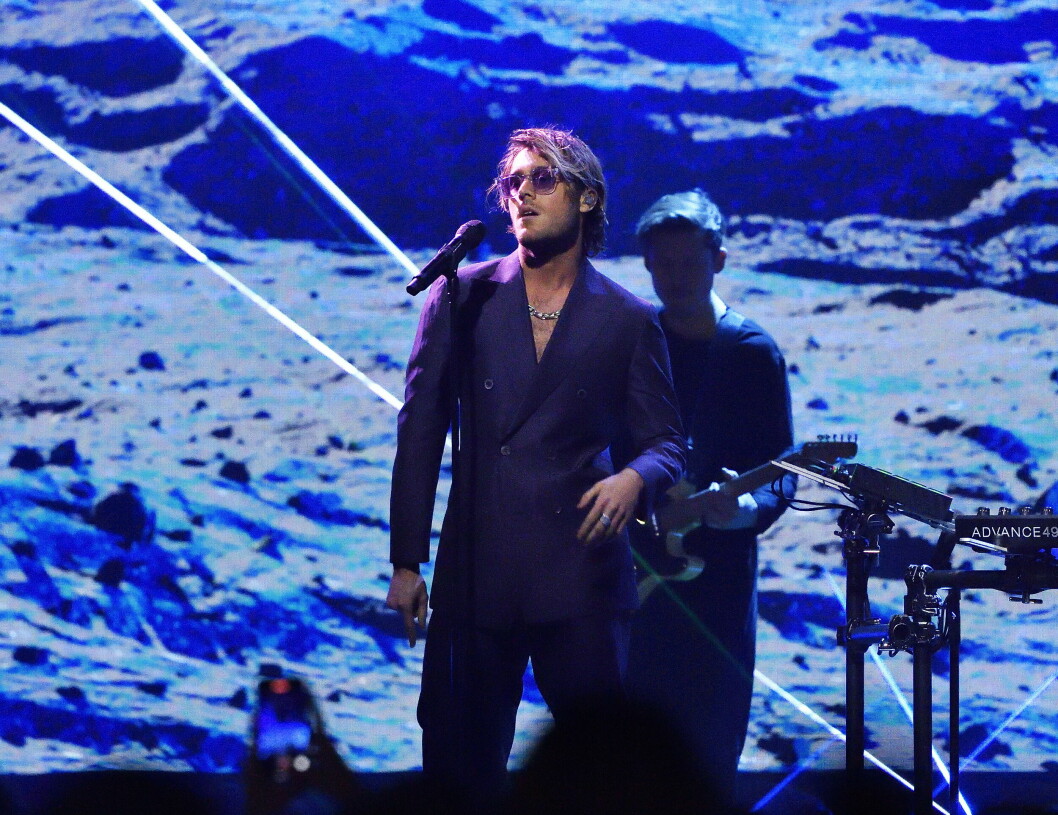 Benjamin Ingrosso och Alan Walker uppträder under finalen i <span class=" italic" data-lab-italic_desktop="italic">Idol</span> 2021 i Avicii Arena. Benjamin Ingrosso och Alan Walker uppträder under finalen i Idol 2021 i Avicii Arena.