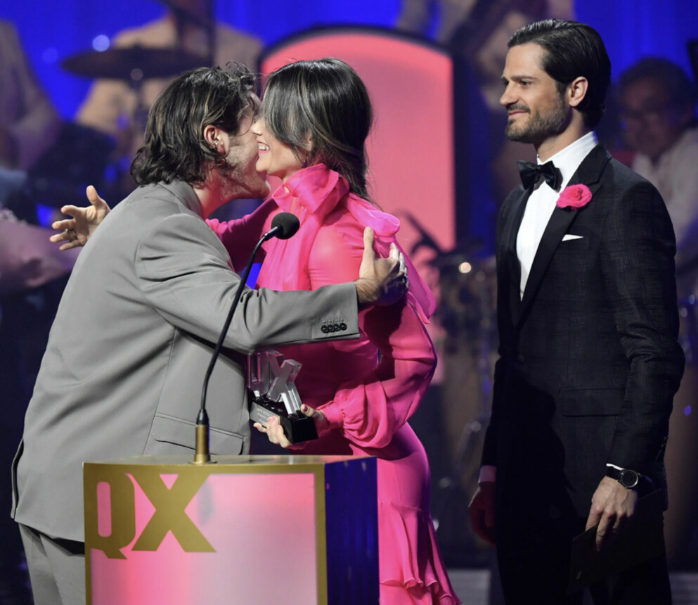Prinsparet och Benjamin Ingrosso på QX-galan 2022. Benjamin Ingrosso kramar om prinsessan Sofia på QX-galan