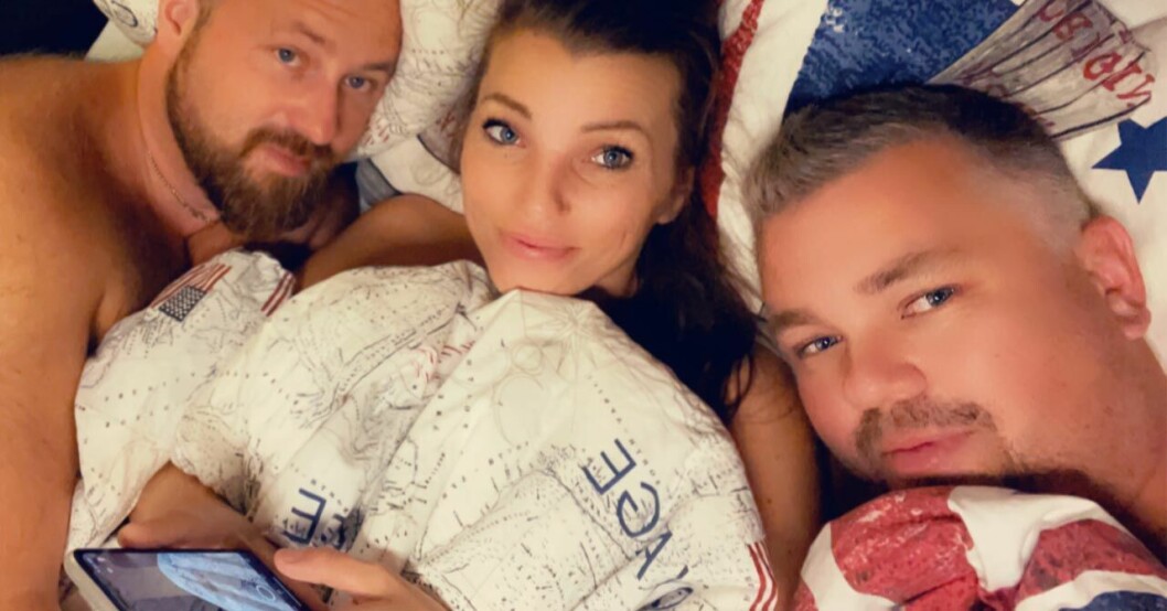 Benny, Axelina och Erik ligger i sin gemensamma säng som de alltid sover i tillsammans. ”Du kanske kan skippa att trekanterna haglar i rubriken?” säger Axelina Benny Lundkvist, Axelina Lundkvist och Erik Häggström