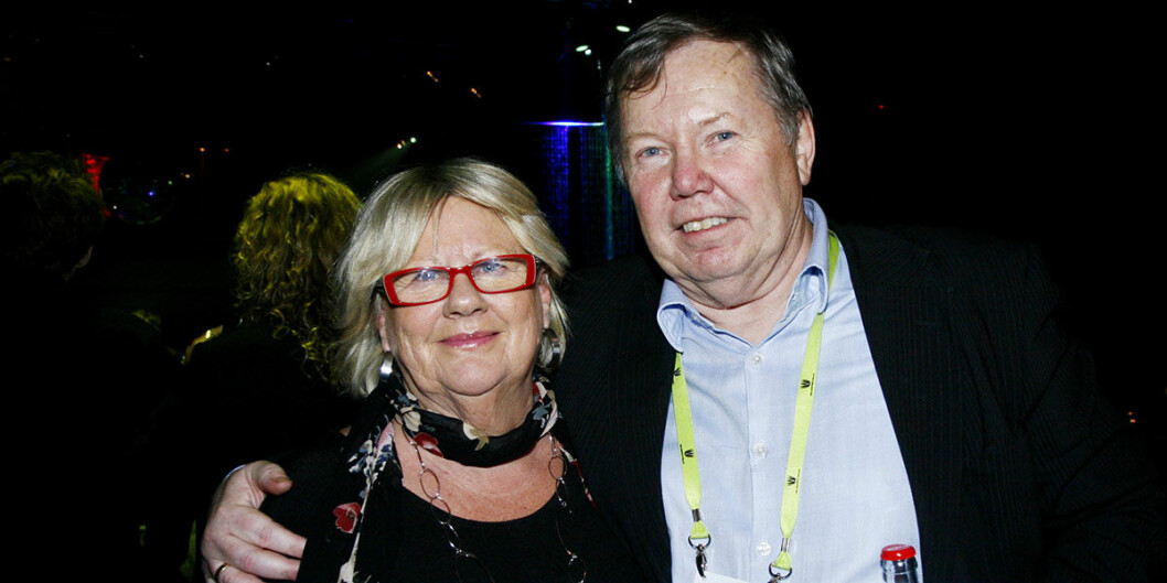 Bert Karlsson och frun Britt-Marie. Bert Karlsson och frun Britt-Marie i röda glasögon