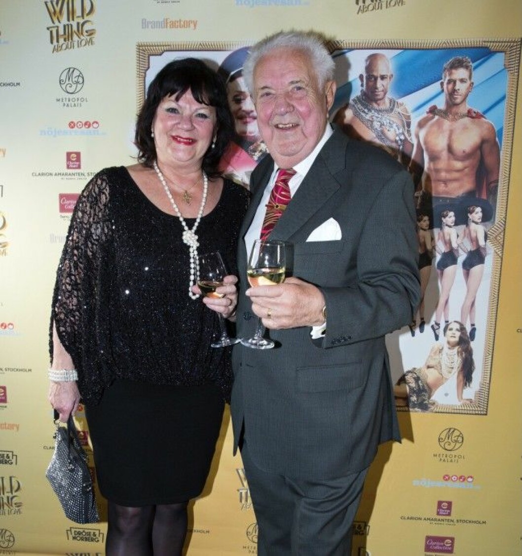 Hänt träffar Bert-Åker Varg och hans älskade hustru Julianna Varg på galapremiären av <em>Wild Thing Called Love</em>. Foto: Stella Pictures Hänt träffar Bert-Åker Varg och hans älskade hustru Julianna Varg på galapremiären av Wild Thing Called Love. Foto: Stella Pictures