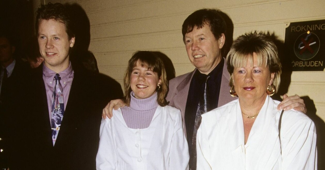 Bert Karlsson och hustrun Britt-Marie Karlsson tillsammans med barnen Joakim och Johanna. Familjen Karlsson