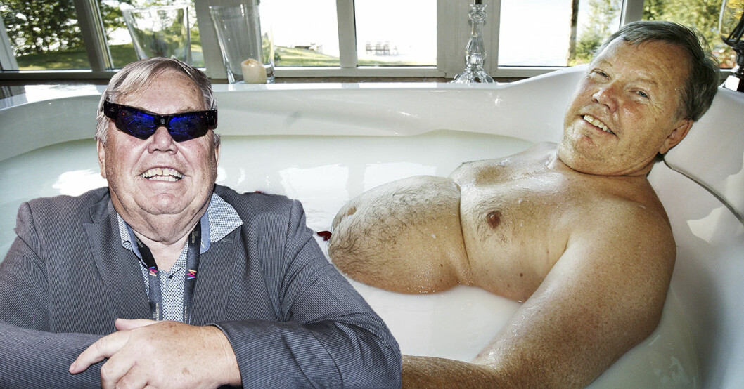 Bert Karlsson med solglasögon och naken i ett badkar
