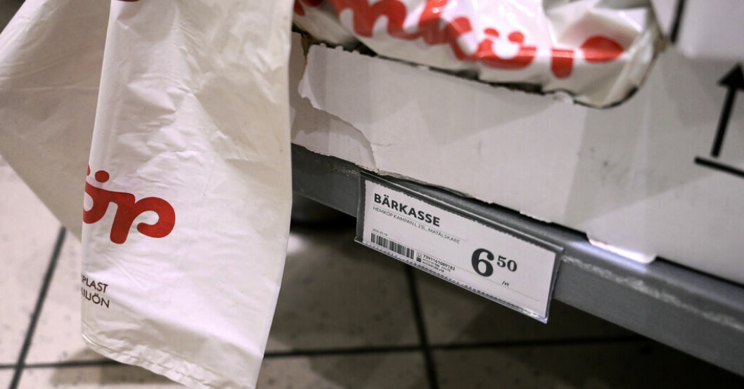 Beskedet att skatten på plastpåsar ska slopas eller kraftigt sänkas välkomnas av e professor i miljöekonomi. Professorer: Bra att skatten tas bort