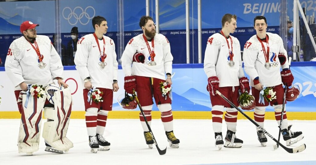 Besvikna ryska spelare efter OS-finalförlusten mot Finland i Peking 2022. Arkivbild. Hockeybasen: Avstängda så länge kriget pågår
