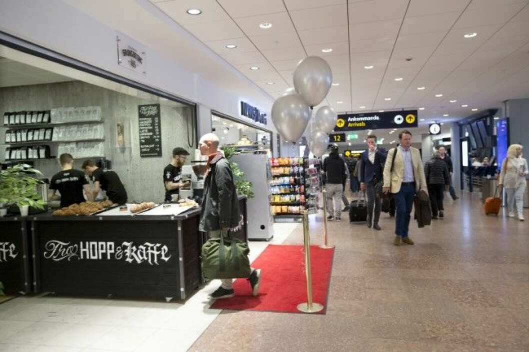 Numera kan Arlandas resenärer avnjuta en kopp kaffe i förmån av Maskrosbarn i terminal 5, där Salong Betong slog upp sina portar i maj tidigare i år. Foto: Malin Bondeson.