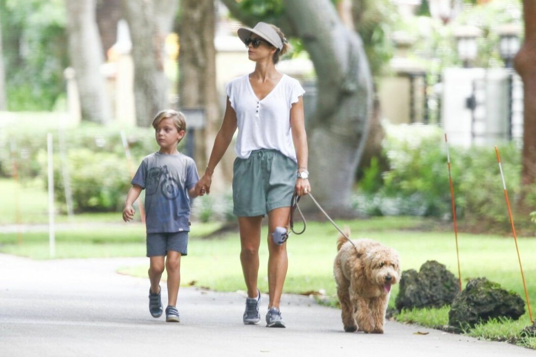 Foto: TT Madeleine och sonen på promenad