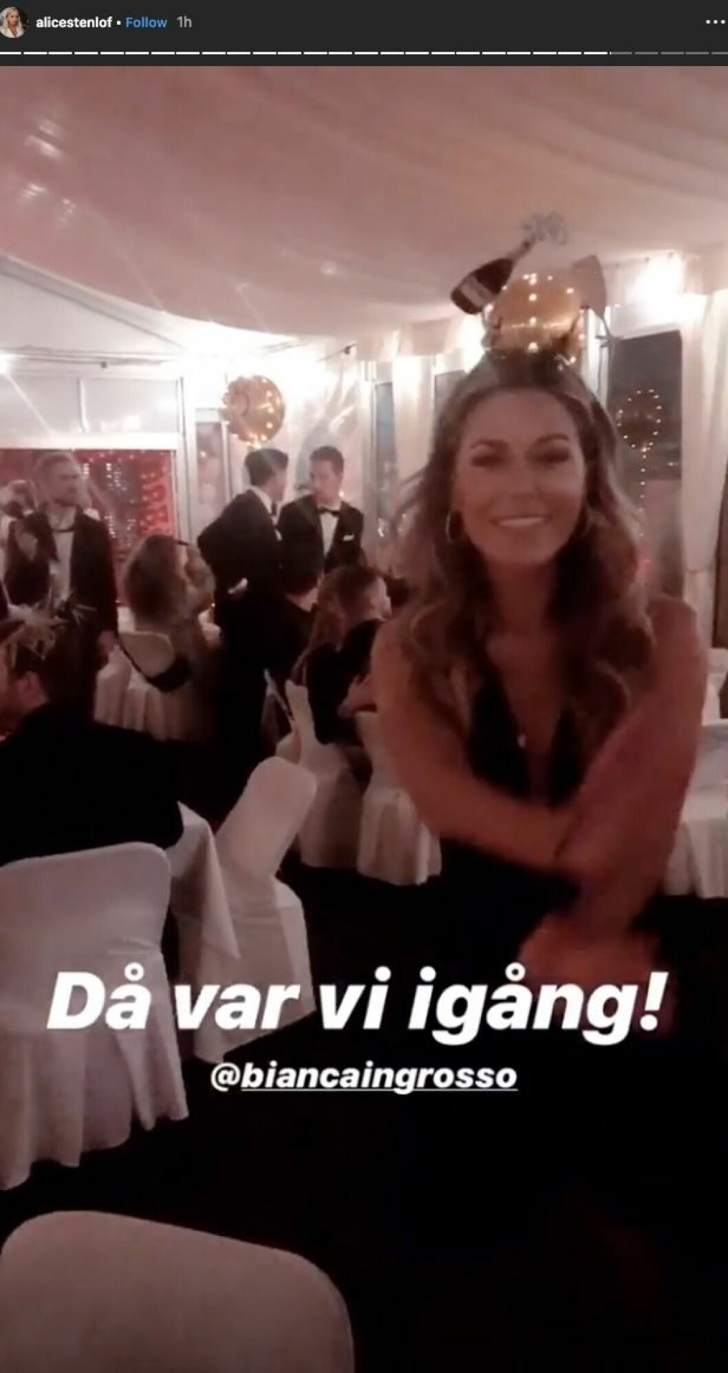 Bianca verkar själv väldigt taggad på festligheterna. Bianca Ingrossos 25-årsfest på Fåfängan i Stockholm.