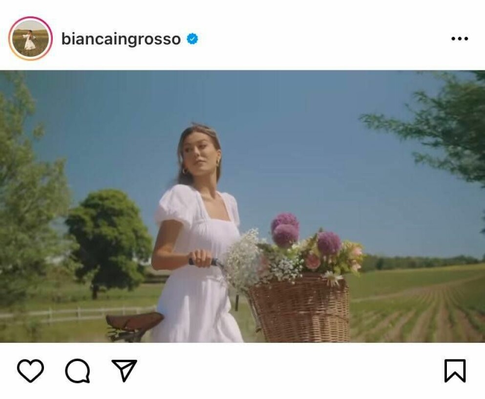 Bianca Ingrosso i <span class=" italic" data-lab-italic_desktop="italic">Blomstertid.</span> Bianca Ingrosso i Blomstertid-videon