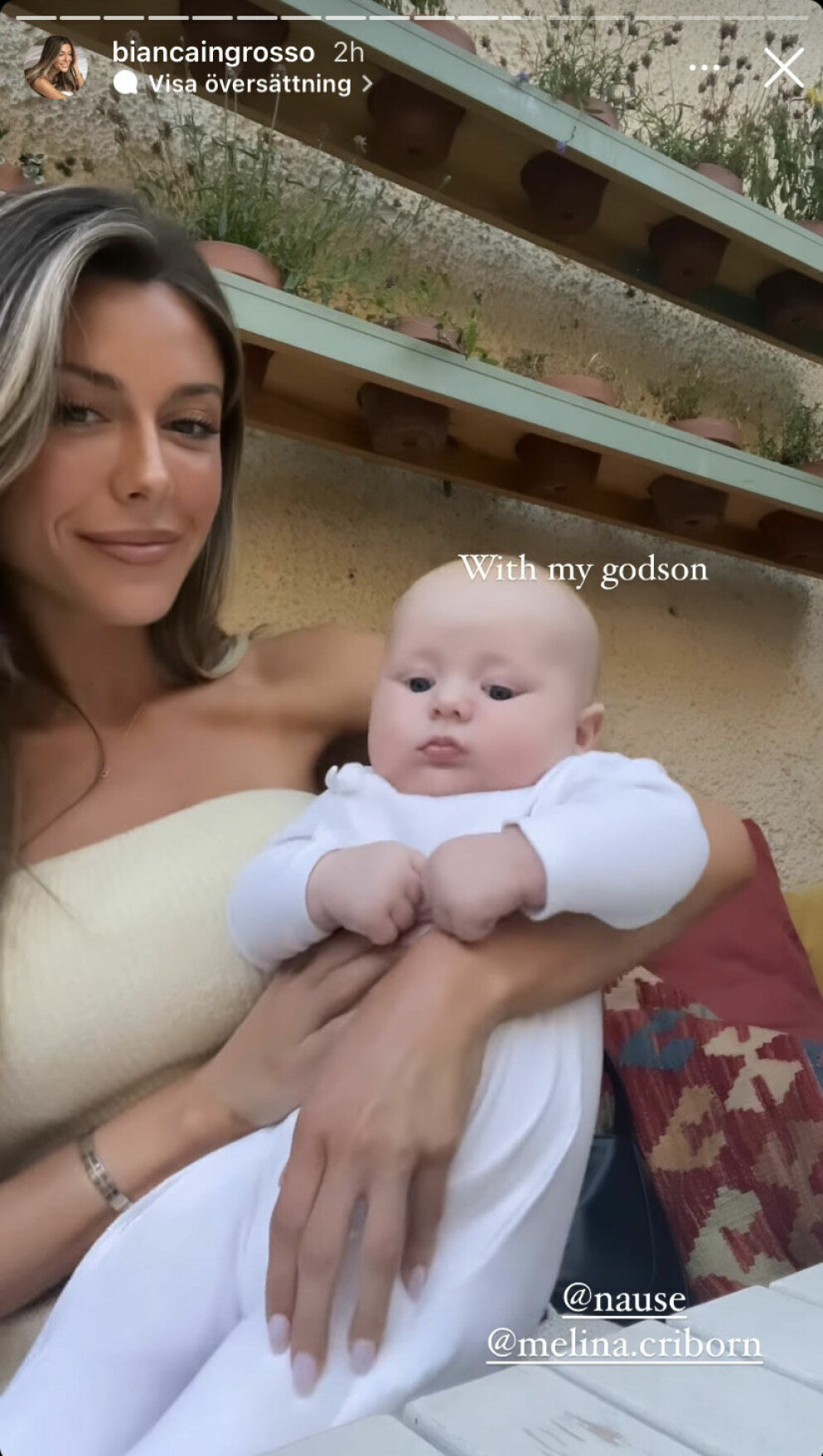 Här poserar Bianca Ingrosso med sin nya gudson. Bianca tillsammans med Melissa Criborns barn.